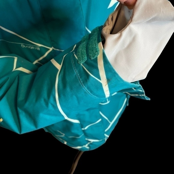 Billabong Ladies Ski Jacket - Size Small - I take a Medium and it fits me. - Picture 4 of 13